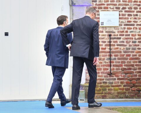 Emmanuel Macron und Friedrich Merz diskutieren über europäische Sicherheits- und Rüstungspolitik, ohne klare Pläne.
