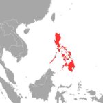 Zerstörte Gebäude und Rettungskräfte nach Erdbeben auf Mindanao, Trauer und Entschlossenheit sichtbar.