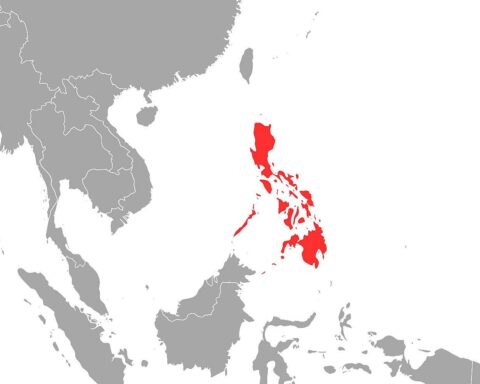 Zerstörte Gebäude und Rettungskräfte nach Erdbeben auf Mindanao, Trauer und Entschlossenheit sichtbar.