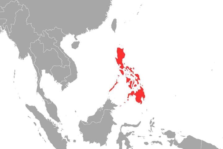 Zerstörte Gebäude und Rettungskräfte nach Erdbeben auf Mindanao, Trauer und Entschlossenheit sichtbar.