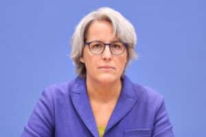 Kerstin Claus diskutiert Gesetze zum Jugend- und Kinderschutz gegen sexuellen Missbrauch.