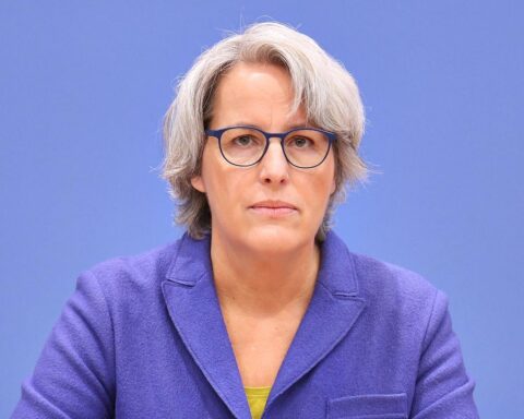 Kerstin Claus diskutiert Gesetze zum Jugend- und Kinderschutz gegen sexuellen Missbrauch.