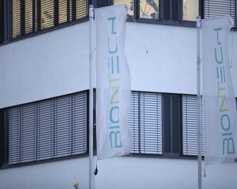 Moderna erwirbt Biontech-Standorte, investiert in Deutschland; Pharmadialog mit Regierung geplant.