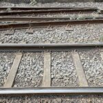 Modernisierte Bahnstrecke mit neuen Gleisen und barrierefreiem Zugang in Ludwigslust und Parchim.