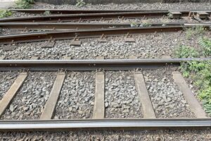 Modernisierte Bahnstrecke mit neuen Gleisen und barrierefreiem Zugang in Ludwigslust und Parchim.