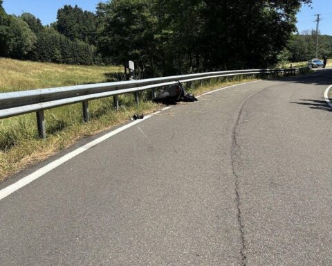 Motorradunfall auf L385: schwer verletzter Fahrer, Rettungshubschrauber, gesperrte Strecke, Rückstau.