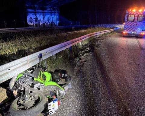 Motorradunfall auf Autobahn: beschädigte Kawasaki, Polizei untersucht Unfallursachen, schwer verletzter Fahrer.