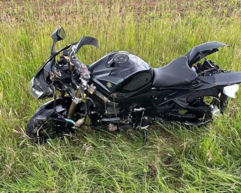 Motorradfahrer stürzt nach Überholmanöver auf Kreisstraße; Polizei untersucht Unfallhergang.