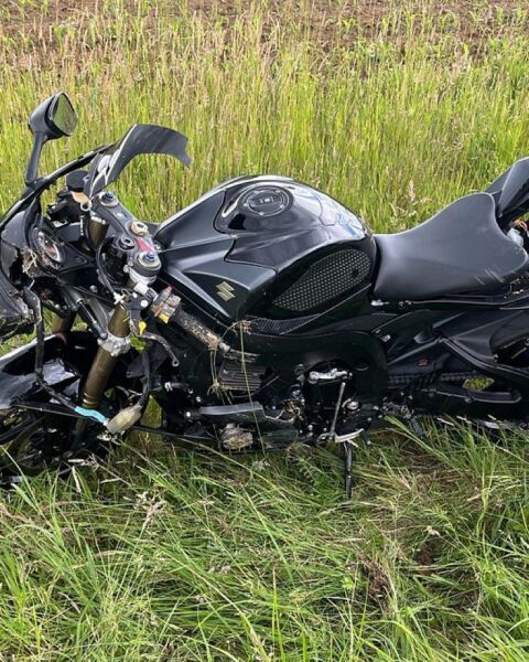 Motorradfahrer stürzt nach Überholmanöver auf Kreisstraße; Polizei untersucht Unfallhergang.
