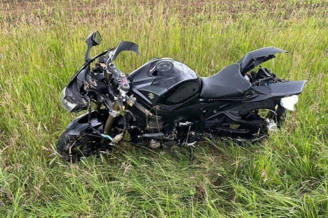 Motorradfahrer verliert nach Überholmanöver die Kontrolle und stürzt