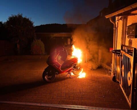 Ein brennender Motorroller, Feuerwehr im Einsatz, nächtliche Situation in Prüm, Gefahrensituation.