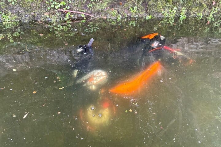 Motorroller im Affolderner See, unabsichtlich ins Wasser gefallen, Polizei und Feuerwehr im Einsatz.