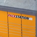 Eine Packstation mit offenem Fach, in dem ein Jugendlicher eingeklemmt ist. Feuerwehr im Einsatz.