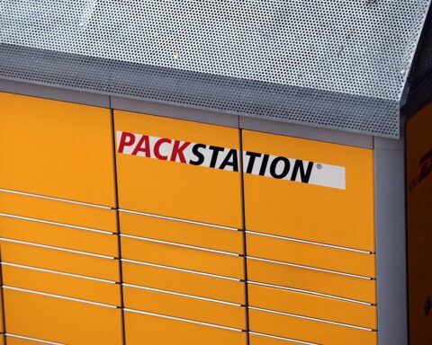 Eine Packstation mit offenem Fach, in dem ein Jugendlicher eingeklemmt ist. Feuerwehr im Einsatz.