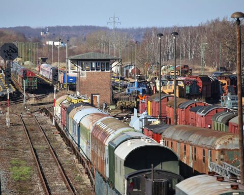Container- oder Güterwaggons auf einem Gleis, symbolisieren Export und Import Nordrhein-Westfalens.