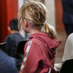 Kinder im Klassenzimmer, moderner Unterricht, digitale Technologien, Lehrer nutzen KI-Assistenten für Entlastung.