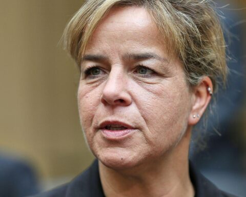 Mona Neubaur auf einer Pressekonferenz, verkündet Verlängerung des Start-up-Programms „Scale-up.NRW“.