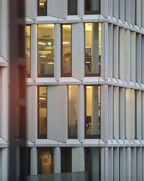 Moderne Büros und Verwaltungsgebäude in Nordrhein-Westfalen, Symbol für Bauaktivität und Wachstum.