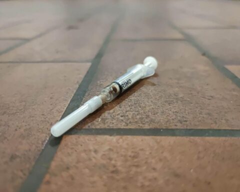 Eine Heroin-Spritze symbolisiert den Anstieg der Drogentoten in Nordrhein-Westfalen 2024.