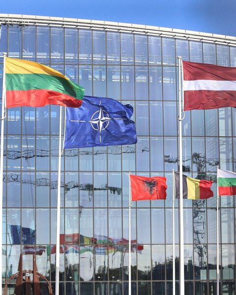 Militärische Zusammenarbeit der NATO-Staaten zur Stärkung der Verteidigungsfähigkeiten im Krisenfall.
