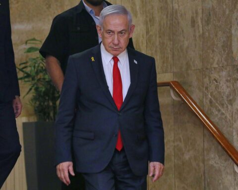 Benjamin Netanjahu im Fokus, Luftangriffe auf Beirut, Spannungen zwischen Israel und Hisbollah.