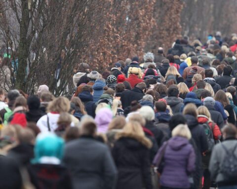 Vielfalt der Menschen, die nach Deutschland kommen und die Herausforderungen der Migration widerspiegeln.
