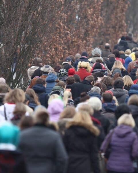 Vielfalt der Menschen, die nach Deutschland kommen und die Herausforderungen der Migration widerspiegeln.