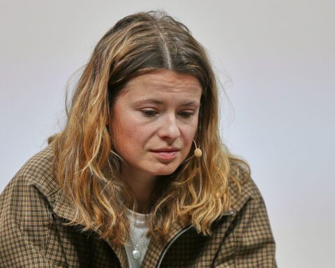 Luisa Neubauer und Protestierende während der Klimaschutz-Demonstration gegen die AfD in Erfurt.