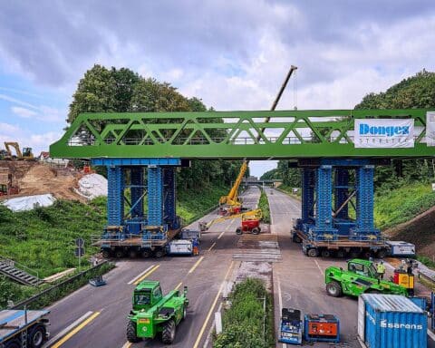 Neue Brücke über Autobahn 43 in Bochum: modernes Bauwerk, wichtig für Verkehrsanbindung.