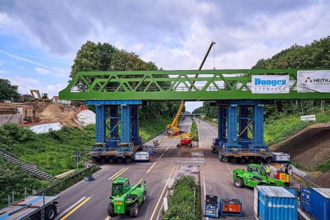 Neue Brücke der Lothringentrasse über die A 43 eingeschoben