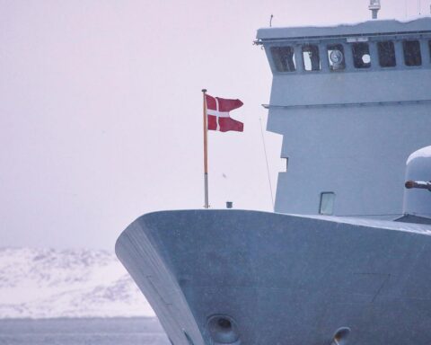 Dänisches Kriegsschiff symbolisiert Grönland-Konflikt und staatliche Souveränität in Kopenhagen.