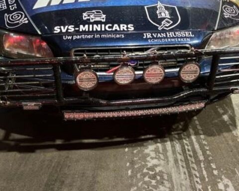 Schwarzer Volvo V70 mit eingeschaltetem Blaulicht, Polizeikontrolle auf der Autobahn A3.
