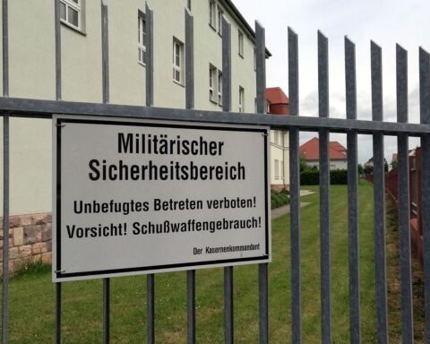 Bundeswehr-Kaserne in Niedersachsen: Gesetzesentwurf zur Vereinfachung von Verteidigungsbauprojekten vorgestellt.