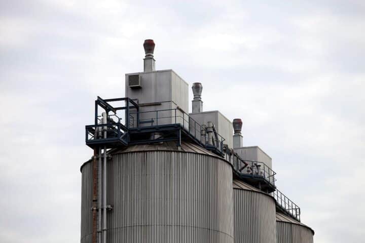 Industrieanlage mit Windkraftanlagen und Solarpanels, symbolisiert Niedersachsens Fortschritt im Klimaschutz.