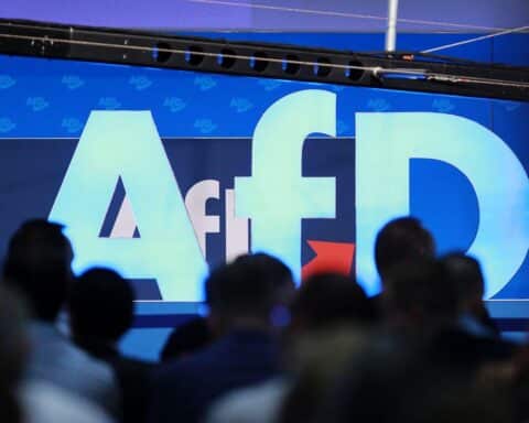 AfD-Logo vor Gerichtssymbolik, das auf verfassungsfeindliche Bestrebungen hinweist.