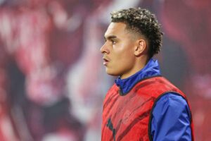 Norwegisches Fußballteam jubelt nach Erling Haalands entscheidendem Tor im WM-Spiel gegen Elfenbeinküste.
