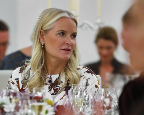Kronprinzessin Mette-Marit im Krankenhaus nach erfolgreicher Lungentransplantation, umgeben von medizinischem Personal.