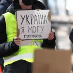 Flüchtlinge aus der Ukraine ankommen, Schutzstatus in Gefahr, Diskussion über zukünftige Regelungen.