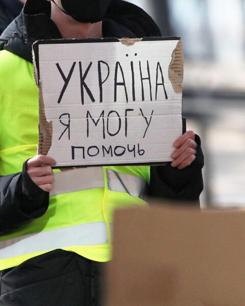 Flüchtlinge aus der Ukraine ankommen, Schutzstatus in Gefahr, Diskussion über zukünftige Regelungen.