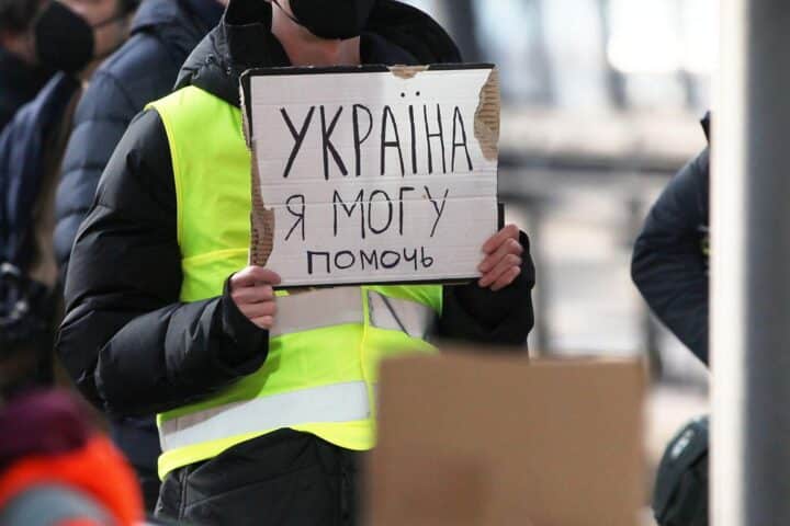 Flüchtlinge aus der Ukraine ankommen, Schutzstatus in Gefahr, Diskussion über zukünftige Regelungen.