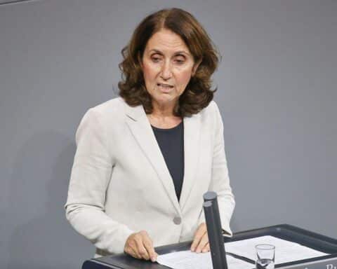Aydan Özoguz fordert FIFA-Eingreifen wegen Einreiseverweigerung für somalischen Schiedsrichter zur WM 2026.