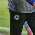 Arminia Bielefeld präsentiert Oliver Kirch als neuen Cheftrainer in jubelnder Teamumgebung.