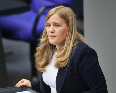 Josephine Ortleb kritisiert fehlenden Gesetzesentwurf für Lohntransparenz, fordert schnelle Umsetzung von EU-Regeln.