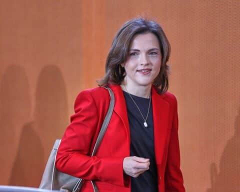 Elisabeth Kaiser spricht über ostdeutsche Stereotypen und betont die Notwendigkeit von Zuwanderung.