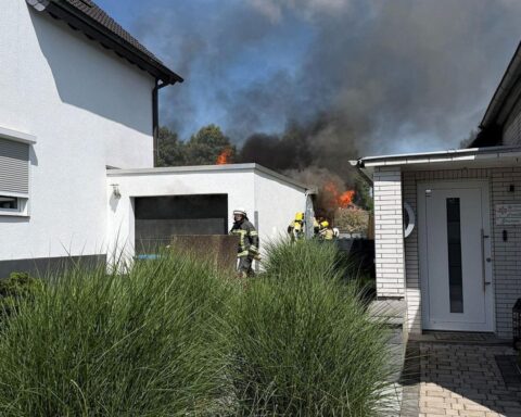 Garagenbrand in Witten-Heven, Feuerwehr im Einsatz zum Schutz benachbarter Wohnhäuser.