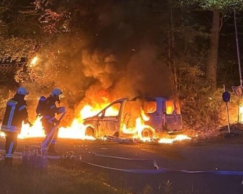 PKW-Brand: VW Caddy in Flammen, Feuerwehr bei Löscharbeiten, Mülltonne und Böschung betroffen.