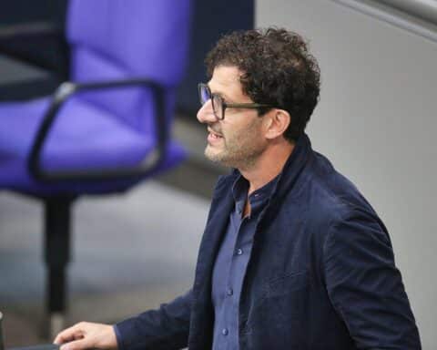 Luigi Pantisano kandidiert für Parteivorsitz der Linken, setzt sich für soziale Gerechtigkeit ein.
