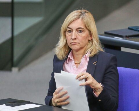 Bild von Nina Warken im Kontext der kritischen Diskussion um Pflegereform und deren Auswirkungen.