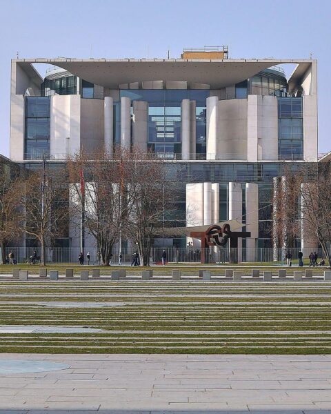 Das Bild zeigt das Bundeskanzleramt, Symbol für Personalabbau und Herausforderungen im öffentlichen Dienst.