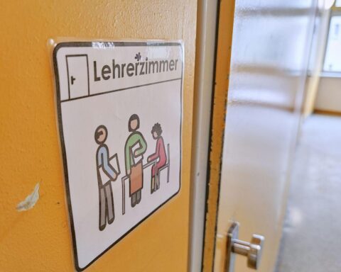 Lehrerzimmer mit Genderzeichen, Symbol für inklusive Bildung und Herausforderungen durch Social Media.